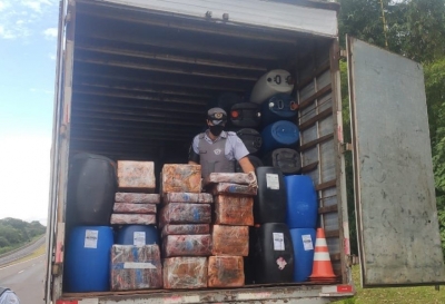 Motorista de caminhão é preso em flagrante com 4 toneladas de maconha