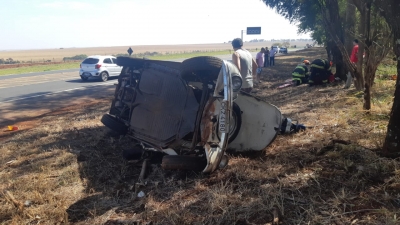 Idosa morre após ser arremessada de veículo que bateu em carreta na BR-153