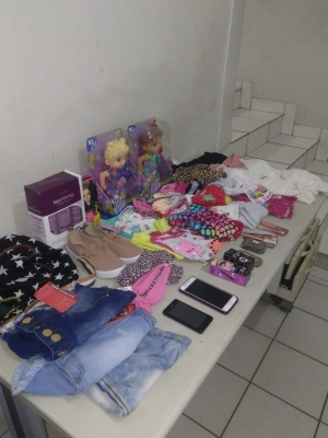 Adolescentes são flagradas com roupas e objetos furtados em lojas do centro