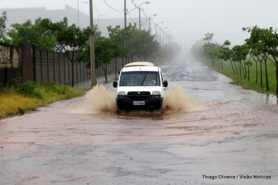 Novo temporal provoca quedas de árvores e alagamentos em Marília e região