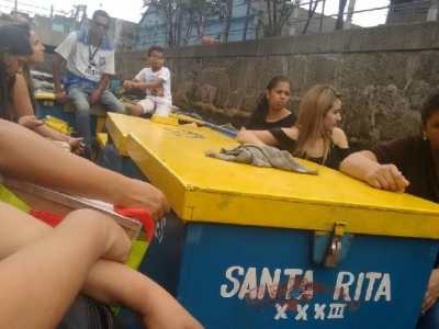 Criança é flagrada pilotando barco e irrita passageiros