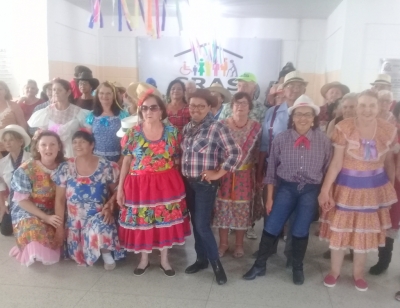 Cras Regina Célia realiza festa junina para idosos
