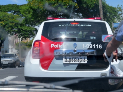 Ciclista rouba celular de pedestre