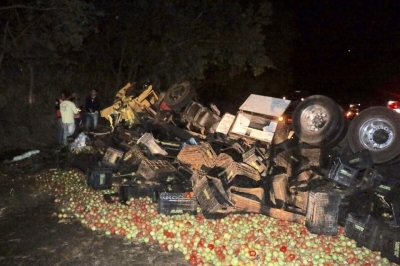 Caminhão carregado com tomates tomba na região