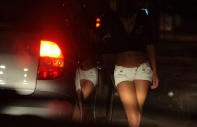 Mulher decide fazer programa e infarta ao ver que o marido era o cliente