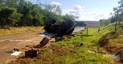 Caminhões tombam em rodovias da região e deixam motoristas feridos