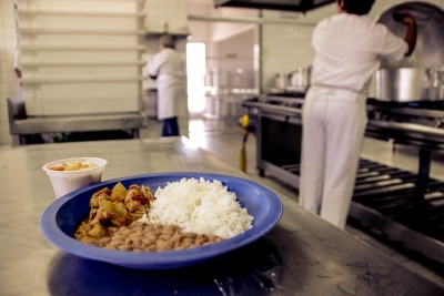 Governo suspende carne na merenda das escolas