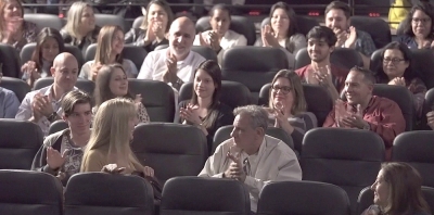 Ação surpresa emociona professora em cinema