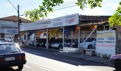Criminosos invadem estacionamento e colocam fogo