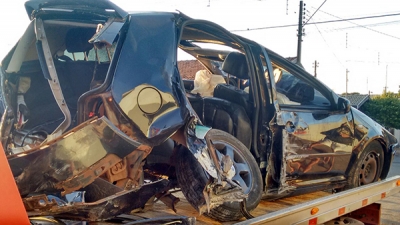 Jovem morre após bater carro em poste