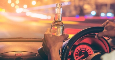 Motorista embriagado bate carro contra defensa metálica na SP-333