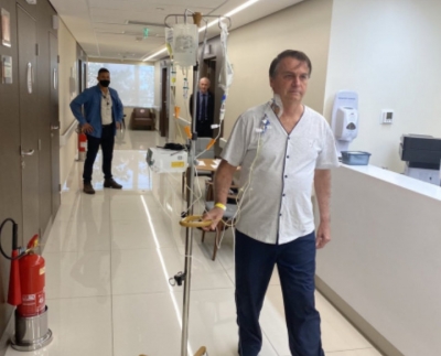 Bolsonaro caminha pelos corredores de hospital após retirar sonda: 