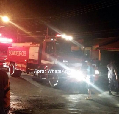 Fogo atinge barracão de empresa na zona Norte