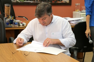 Prefeito Daniel abre mão de reajuste do seu salário