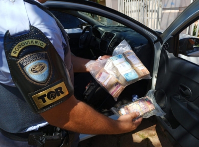 Mulher é presa transportando quase R$ 90 mil escondido em fundo falso de carro 