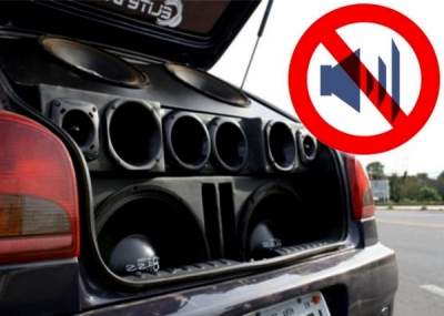 Som ouvido do lado de fora do carro terá multa