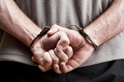 Homem vai ajudar amigo e acaba preso pela PM