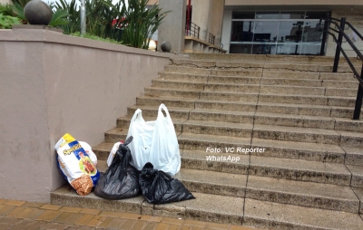 Moradores depositam lixo em frente à Prefeitura