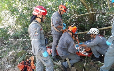 Bombeiros resgatam rapaz que caiu de penhasco na zona norte. Ele pedia socorro há três dias