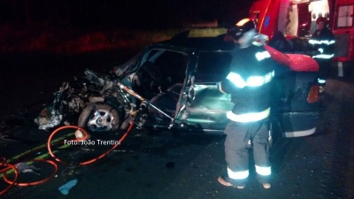 Carro e micro-ônibus se envolvem em acidente