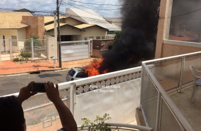 Carro pega fogo e se envolve em acidente 