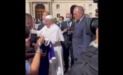 Bolsonaro posta vídeo de Papa Francisco cumprimentando fiéis sem máscara