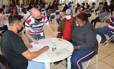 Futuros moradores das 50 casas do CDHU em Pompeia assinam contratos