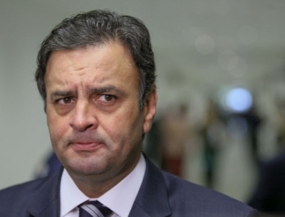 Aécio tem salário cortado e carro oficial recolhido