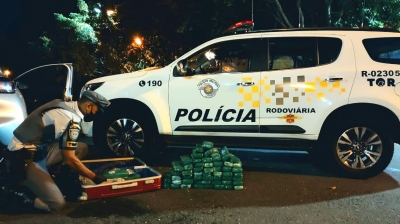 Casal é preso com mais de 50 kg de maconha na SP-294, em Garça