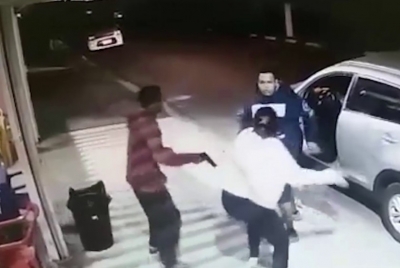 Mãe enfrenta assaltantes para tirar filho do carro