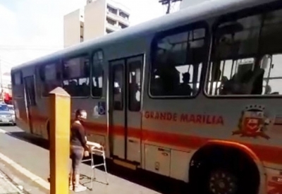 Flagrante: motorista da Grande Marília se recusa a embarcar mulher com andador