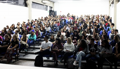 Estudantes do curso de Psicologia da Unimar se reúnem em discussões com profissionais
