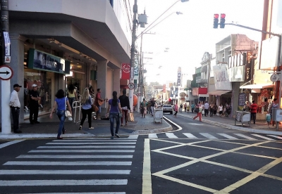 Lojas do comércio de Marília abrem sábado, feriado e a noite