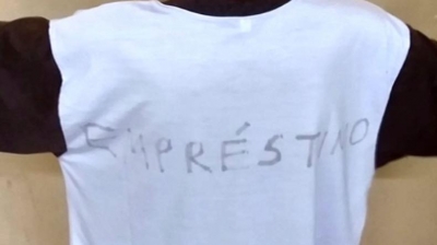 Escola obriga aluno a usar camiseta escrita "empréstimo"