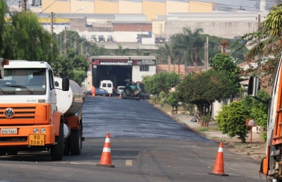 Prefeitura inicia recapeamento completo de via pública na zona norte