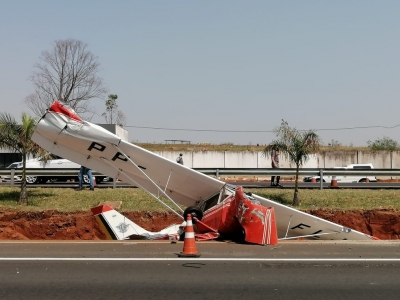 Avião de pequeno porte cai em rodovia frente à base da Polícia Rodoviária