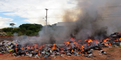 Grande quantidade de roupas e entulhos são queimados na zona norte