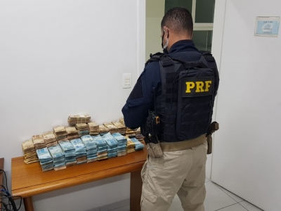 PRF apreende quase R$ 1 milhão em fundo falso de carro na Dutra