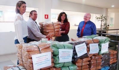 Acim entrega cobertores em nome dos associados