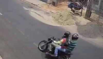 Criminosos atiram e roubam malote com R$ 84 mil em frente a banco