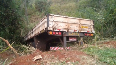 Carreta cai em ribanceira na região