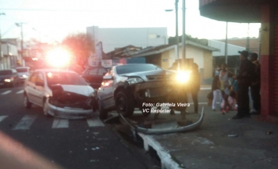 Acidente entre carros mobiliza Bombeiros