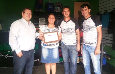 Samuel da Farmácia homenageia empresa mariliense 