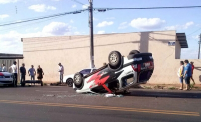 Viatura policial capota após colisão