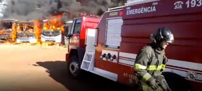 Incêndio em empresa de transporte destrói oito ônibus na região