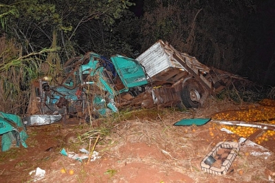 Homem morre após acidente com caminhão de laranjas