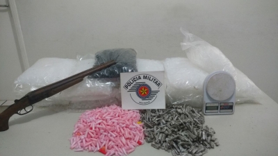 PM faz grande apreensão na favela da Vila Barros