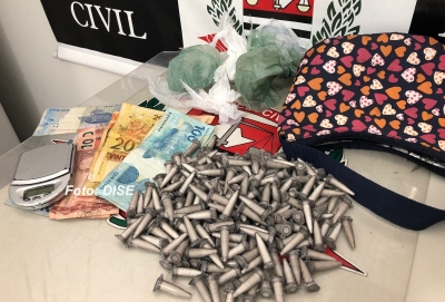 Mulher é presa com drogas e equipamento furtado em Marília 