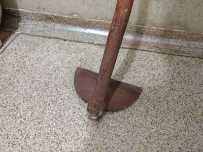 Homem é preso após dar enxadada em mulher na região