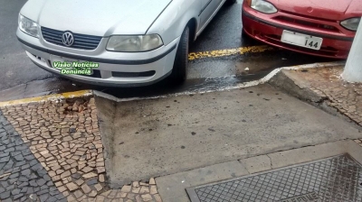 DENÚNCIA: Motoristas obstruem passagem de cadeirantes no centro
